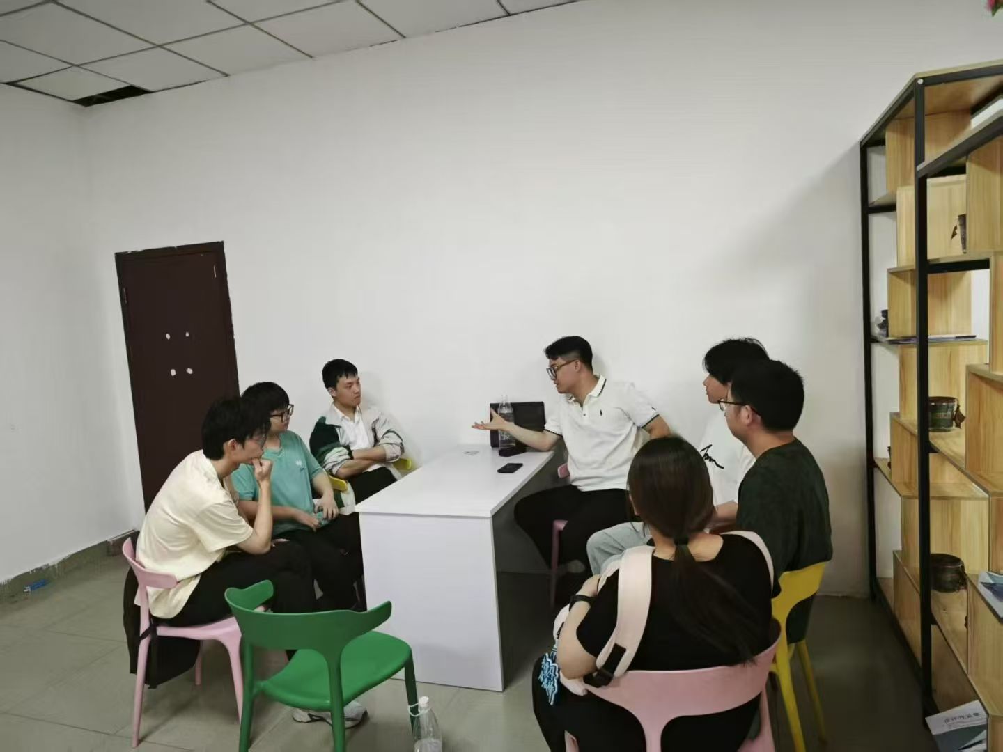 和学生们交流